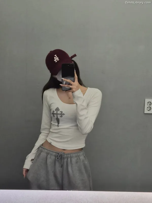 Hong Eunchae 홍은채  LESSERAFIM photo 23 of 992