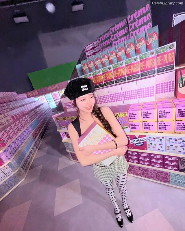 Hong Eunchae 홍은채  LESSERAFIM photo 8 of 992