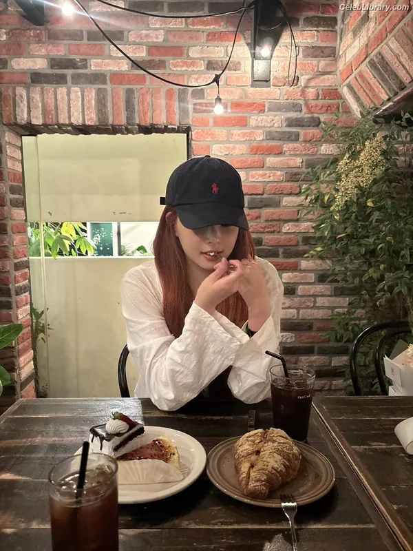 Hong Eunchae 홍은채  LESSERAFIM photo 15 of 992