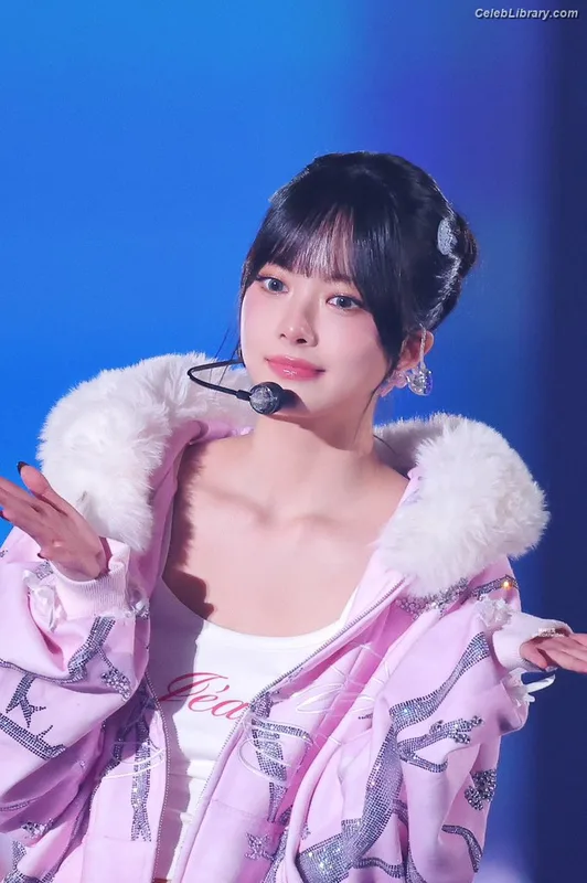 Hong Eunchae 홍은채  LESSERAFIM photo 8 of 992