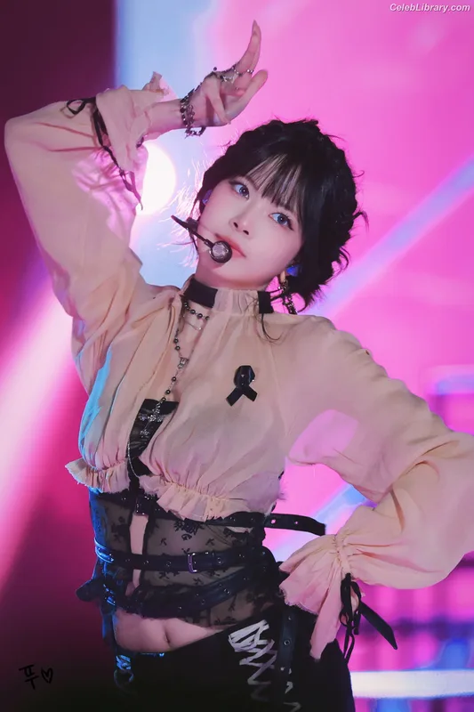 Hong Eunchae 홍은채  LESSERAFIM photo 11 of 992