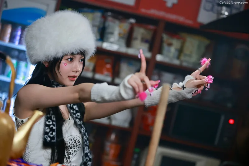Hong Eunchae 홍은채  LESSERAFIM photo 13 of 992