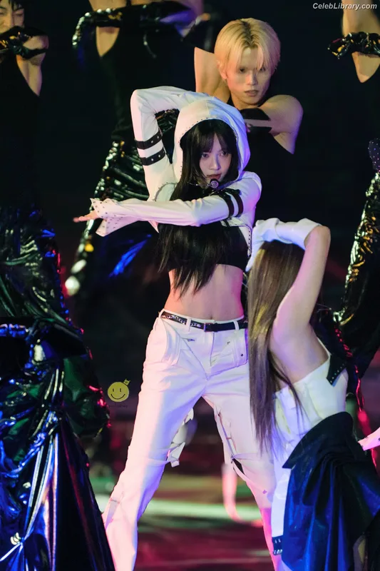 Hong Eunchae 홍은채  LESSERAFIM photo 12 of 992