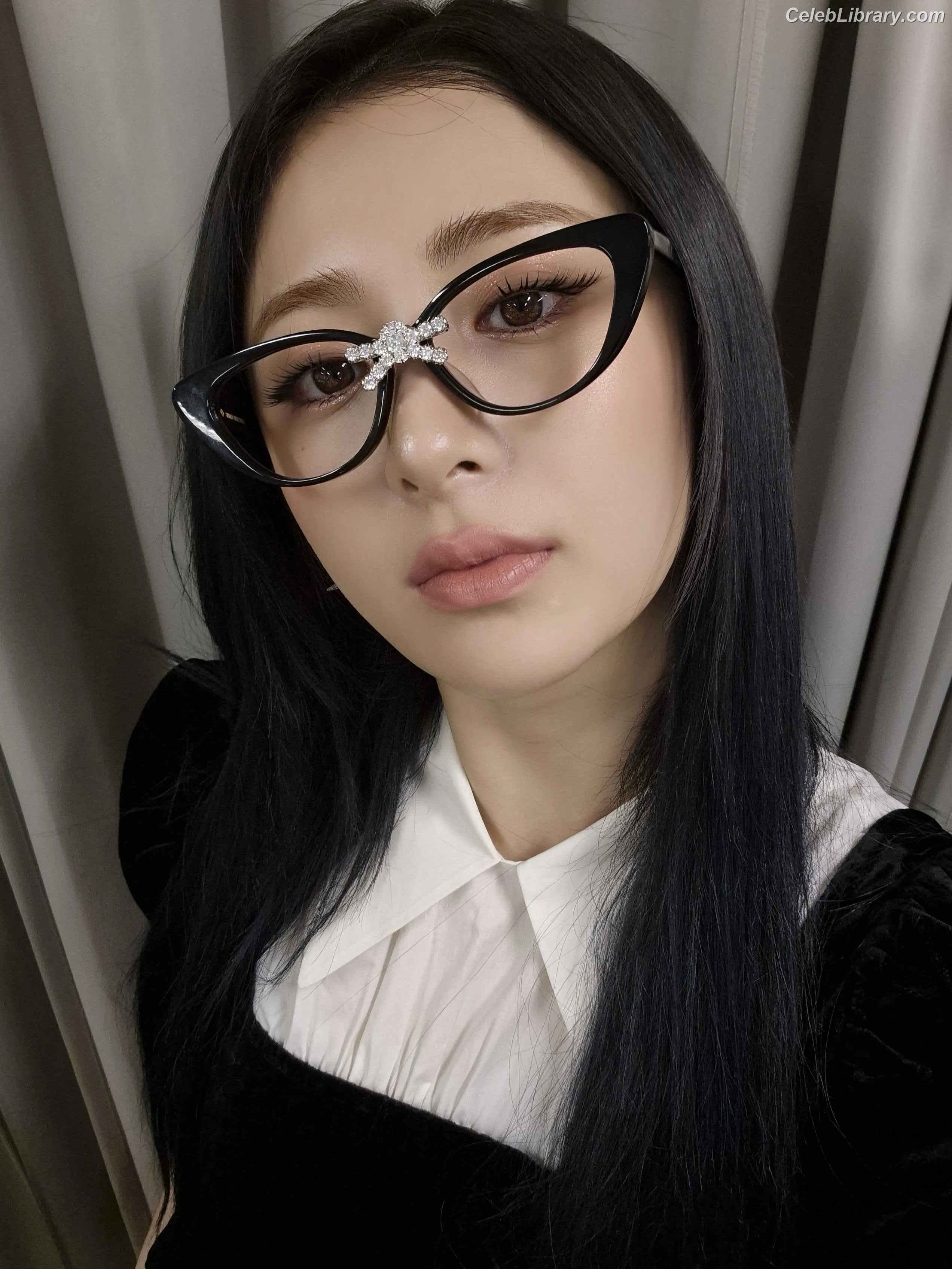 Huh Yunjin 허윤진  LESSERAFIM photo 22 of 252