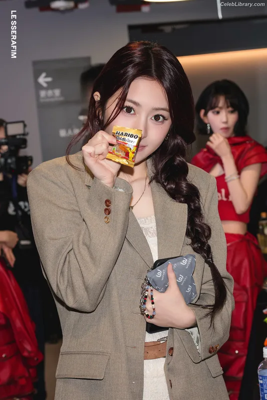 Huh Yunjin 허윤진  LESSERAFIM photo 15 of 253
