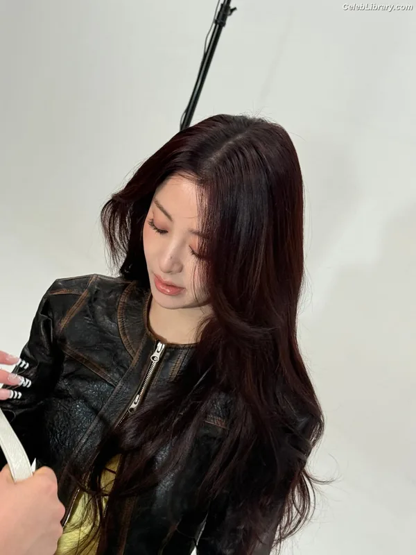 Huh Yunjin 허윤진  LESSERAFIM photo 18 of 253