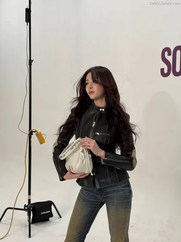 Huh Yunjin 허윤진  LESSERAFIM photo 22 of 253