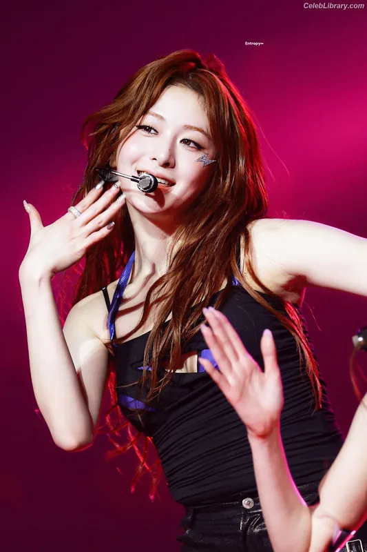 Huh Yunjin 허윤진  LESSERAFIM photo 14 of 253