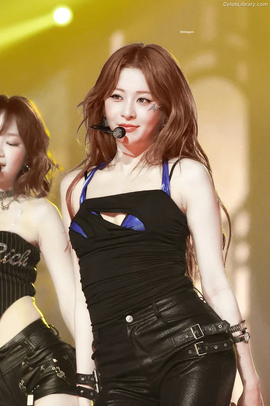Huh Yunjin 허윤진  LESSERAFIM photo 15 of 253