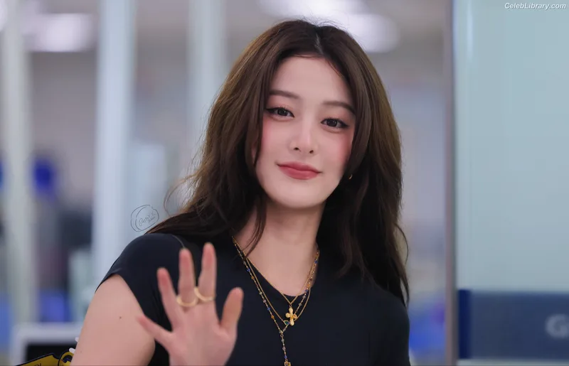 Huh Yunjin 허윤진  LESSERAFIM photo 16 of 253