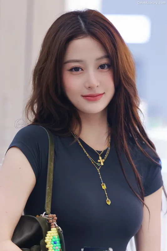 Huh Yunjin 허윤진  LESSERAFIM photo 17 of 253
