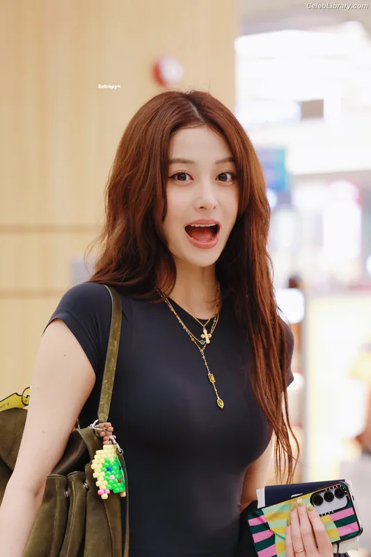 Huh Yunjin 허윤진  LESSERAFIM photo 19 of 253