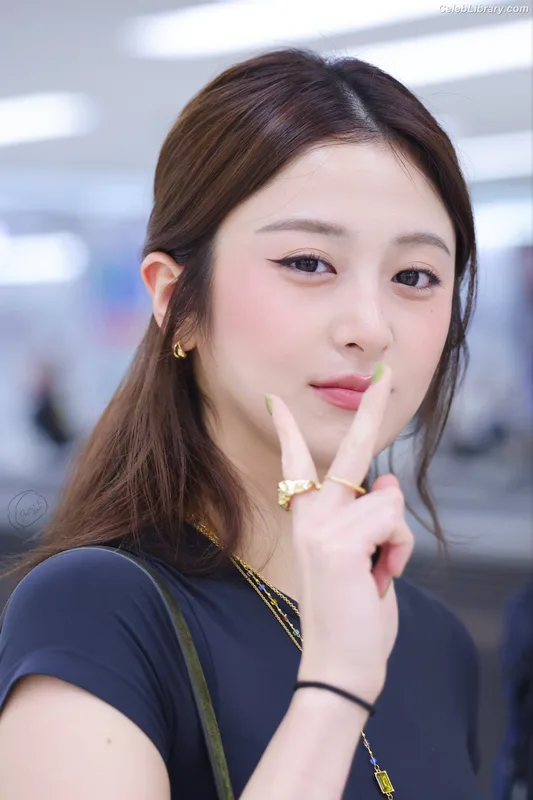 Huh Yunjin 허윤진  LESSERAFIM photo 23 of 253