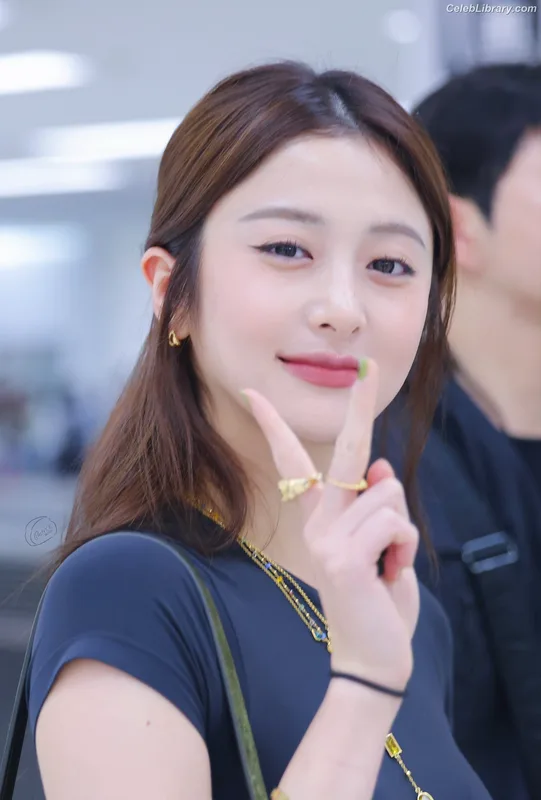 Huh Yunjin 허윤진  LESSERAFIM photo 24 of 253