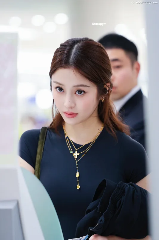 Huh Yunjin 허윤진 LESSERAFIM photo 1 of 253