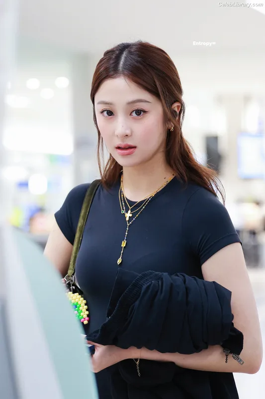 Huh Yunjin 허윤진 LESSERAFIM photo 2 of 253