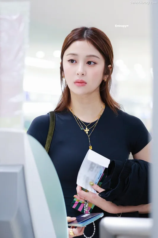 Huh Yunjin 허윤진 LESSERAFIM photo 3 of 253