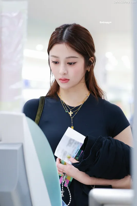 Huh Yunjin 허윤진 LESSERAFIM photo 4 of 253