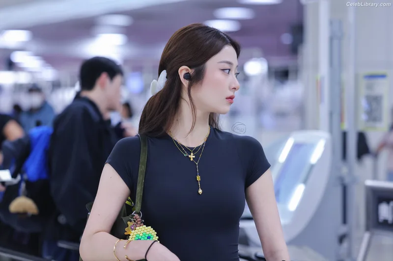 Huh Yunjin 허윤진 LESSERAFIM photo 5 of 253