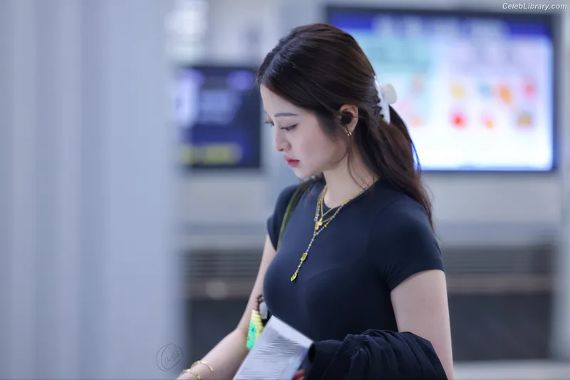 Huh Yunjin 허윤진 LESSERAFIM photo 6 of 253