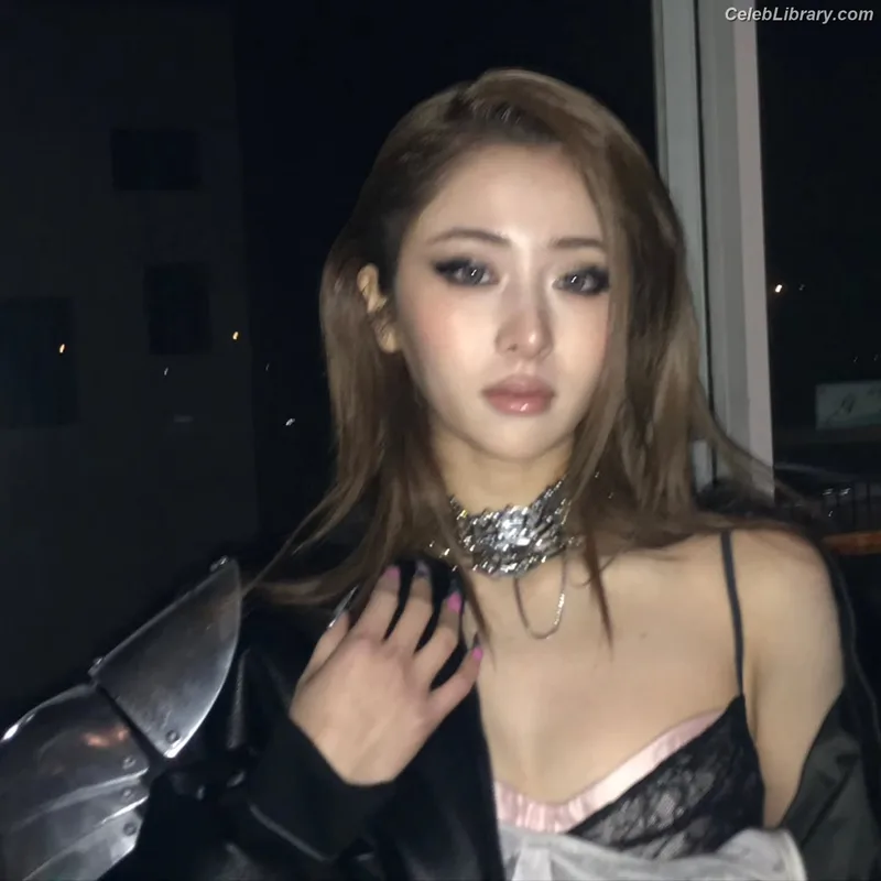Huh Yunjin 허윤진 LESSERAFIM photo 11 of 253