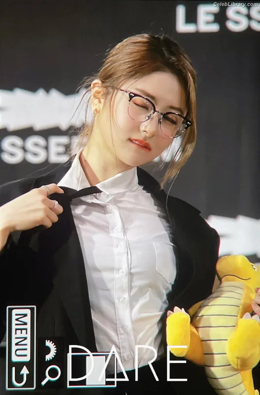 Huh Yunjin 허윤진 LESSERAFIM photo 12 of 253