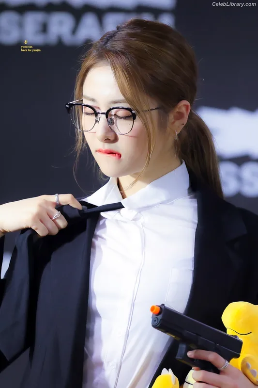 Huh Yunjin 허윤진 LESSERAFIM photo 14 of 253