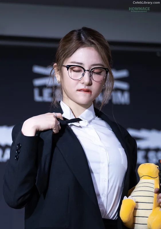 Huh Yunjin 허윤진 LESSERAFIM photo 15 of 253