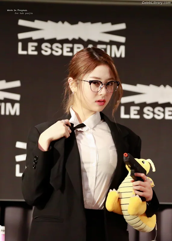 Huh Yunjin 허윤진 LESSERAFIM photo 16 of 253