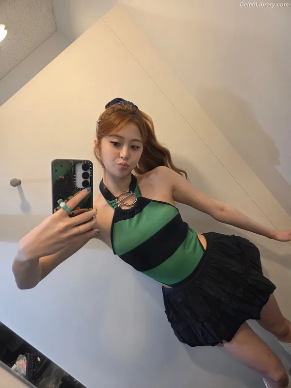 Huh Yunjin 허윤진 LESSERAFIM photo 24 of 253