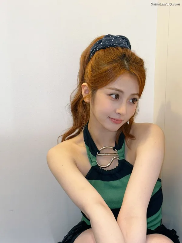 Huh Yunjin 허윤진 LESSERAFIM photo 3 of 253