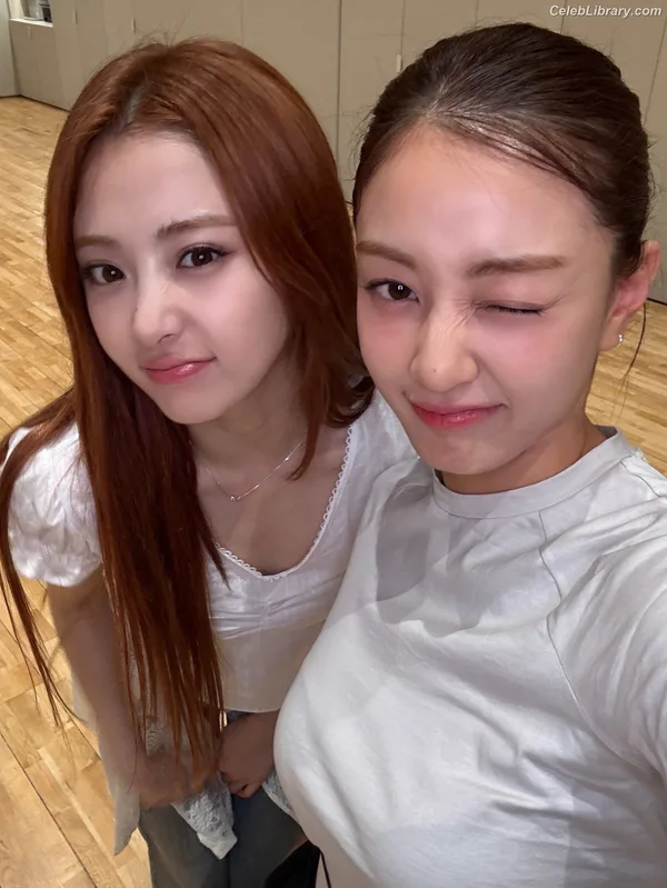 Huh Yunjin 허윤진 LESSERAFIM photo 7 of 253