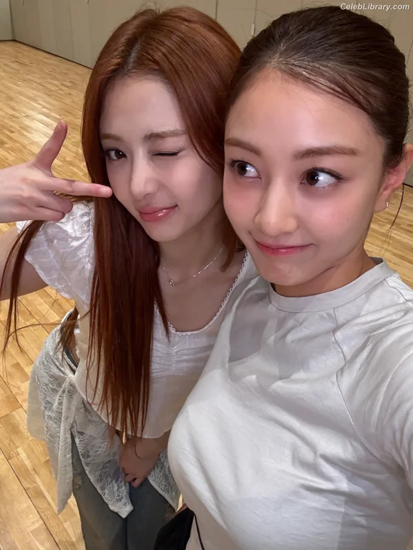 Huh Yunjin 허윤진 LESSERAFIM photo 8 of 253