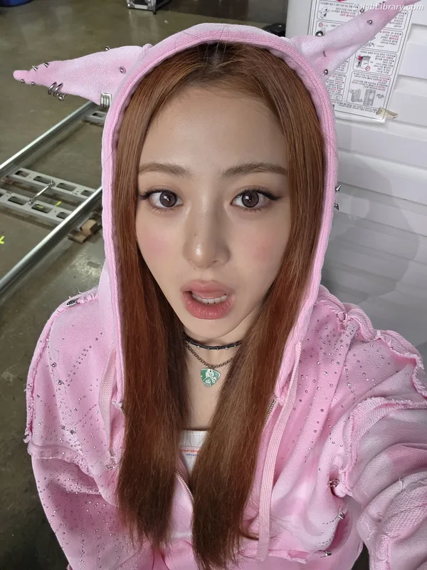 Huh Yunjin 허윤진 LESSERAFIM photo 9 of 253