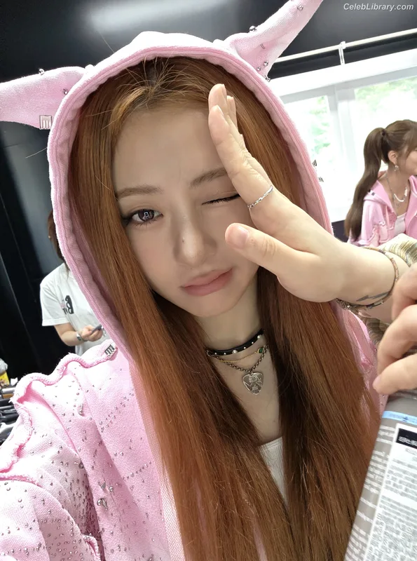Huh Yunjin 허윤진 LESSERAFIM photo 10 of 253