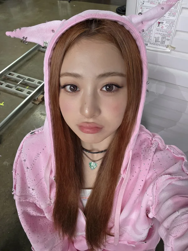 Huh Yunjin 허윤진 LESSERAFIM photo 11 of 253