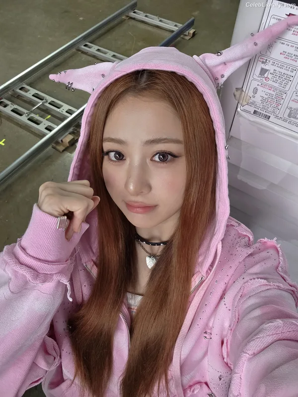 Huh Yunjin 허윤진 LESSERAFIM photo 12 of 253