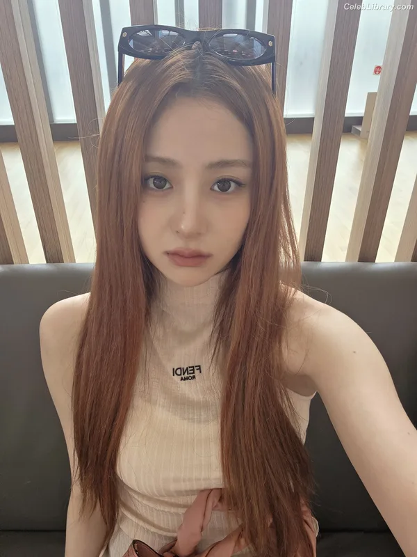 Huh Yunjin 허윤진 LESSERAFIM photo 15 of 253