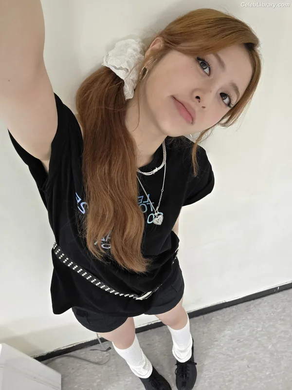 Huh Yunjin 허윤진 LESSERAFIM photo 17 of 253