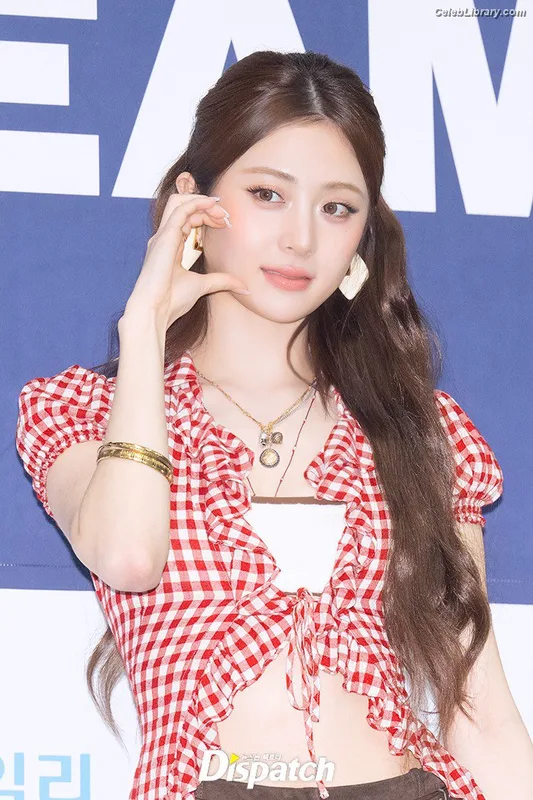 Huh Yunjin 허윤진 LESSERAFIM photo 24 of 253