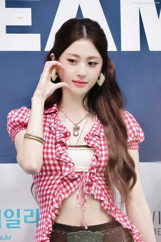 Huh Yunjin 허윤진  LESSERAFIM photo 4 of 253