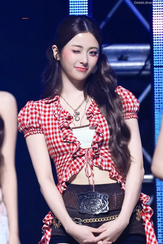 Huh Yunjin 허윤진  LESSERAFIM photo 6 of 253