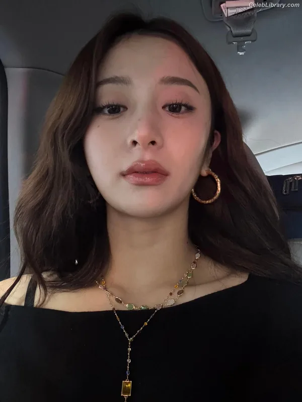 Huh Yunjin 허윤진  LESSERAFIM photo 17 of 253