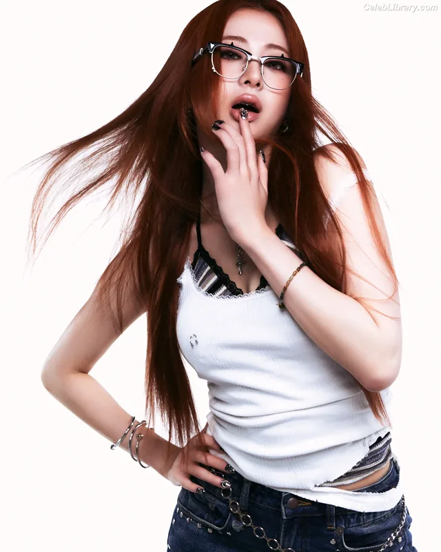 Huh Yunjin 허윤진  LESSERAFIM photo 23 of 253