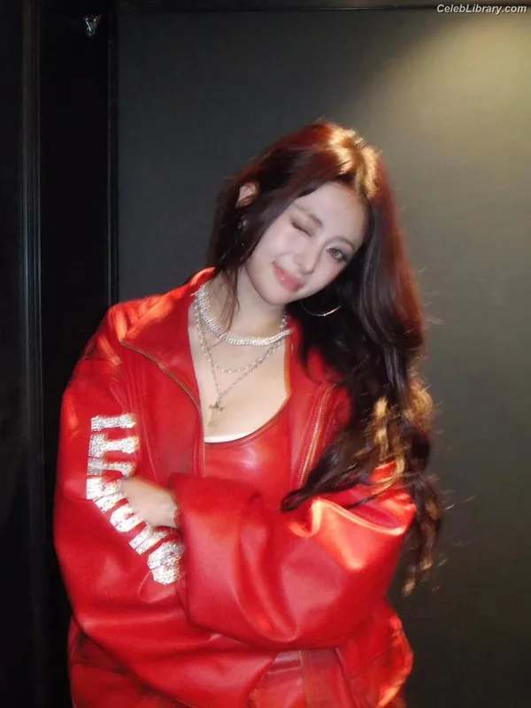 Huh Yunjin 허윤진 LESSERAFIM photo 2 of 253