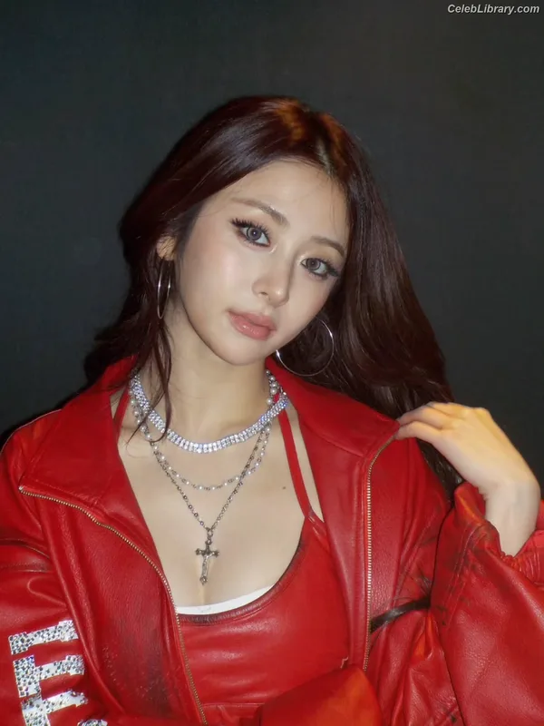 Huh Yunjin 허윤진 LESSERAFIM photo 3 of 253
