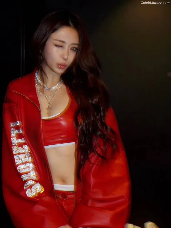 Huh Yunjin 허윤진 LESSERAFIM photo 4 of 253