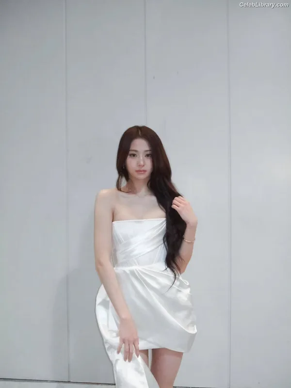 Huh Yunjin 허윤진 LESSERAFIM photo 5 of 253