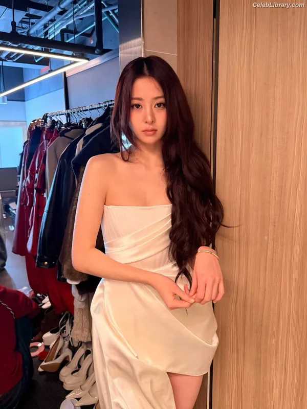 Huh Yunjin 허윤진 LESSERAFIM photo 7 of 253