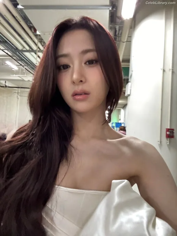 Huh Yunjin 허윤진 LESSERAFIM photo 8 of 253